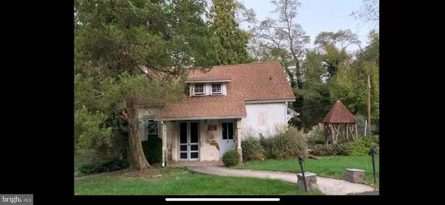 a view of a house with yard and a tree