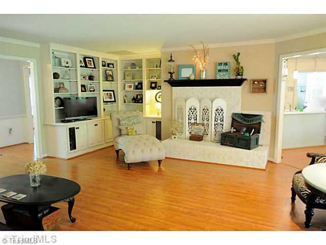 3625 Pinetop Road Greensboro, NC 27410 - Photo 4 of 16 Living Room.