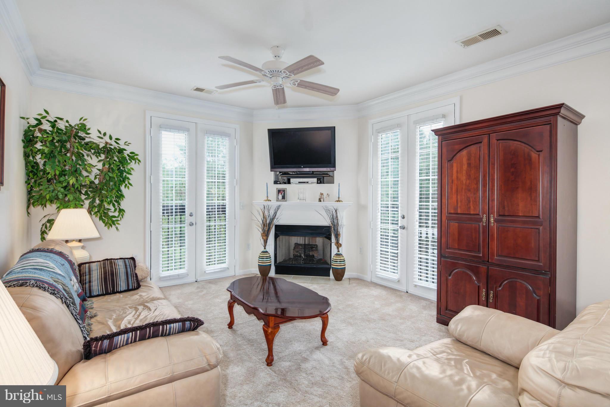 27 Booth Street, Unit 342 Gaithersburg, MD 20878 - Photo 12 of 30 Living Room