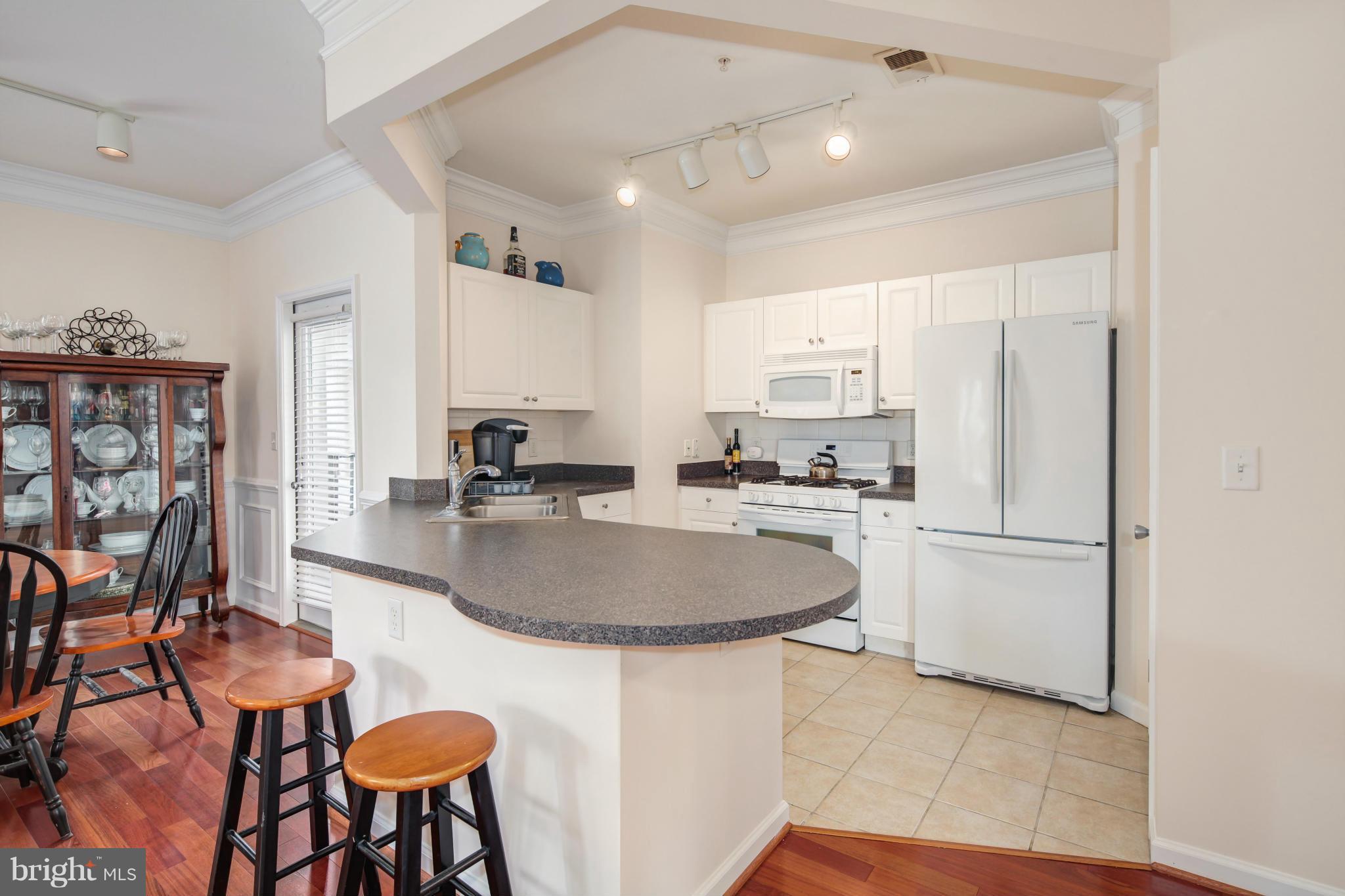 27 Booth Street, Unit 342 Gaithersburg, MD 20878 - Photo 5 of 30 Kitchen