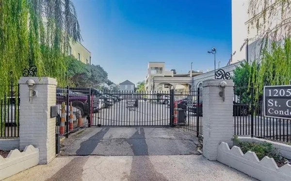 $2,000 | 1205 St Charles Avenue, Unit 1313, New Orleans, LA 70130