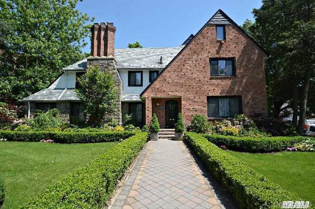 4 Melbourne Road Great Neck, NY 11021 - Photo 1 of 1 FRONT