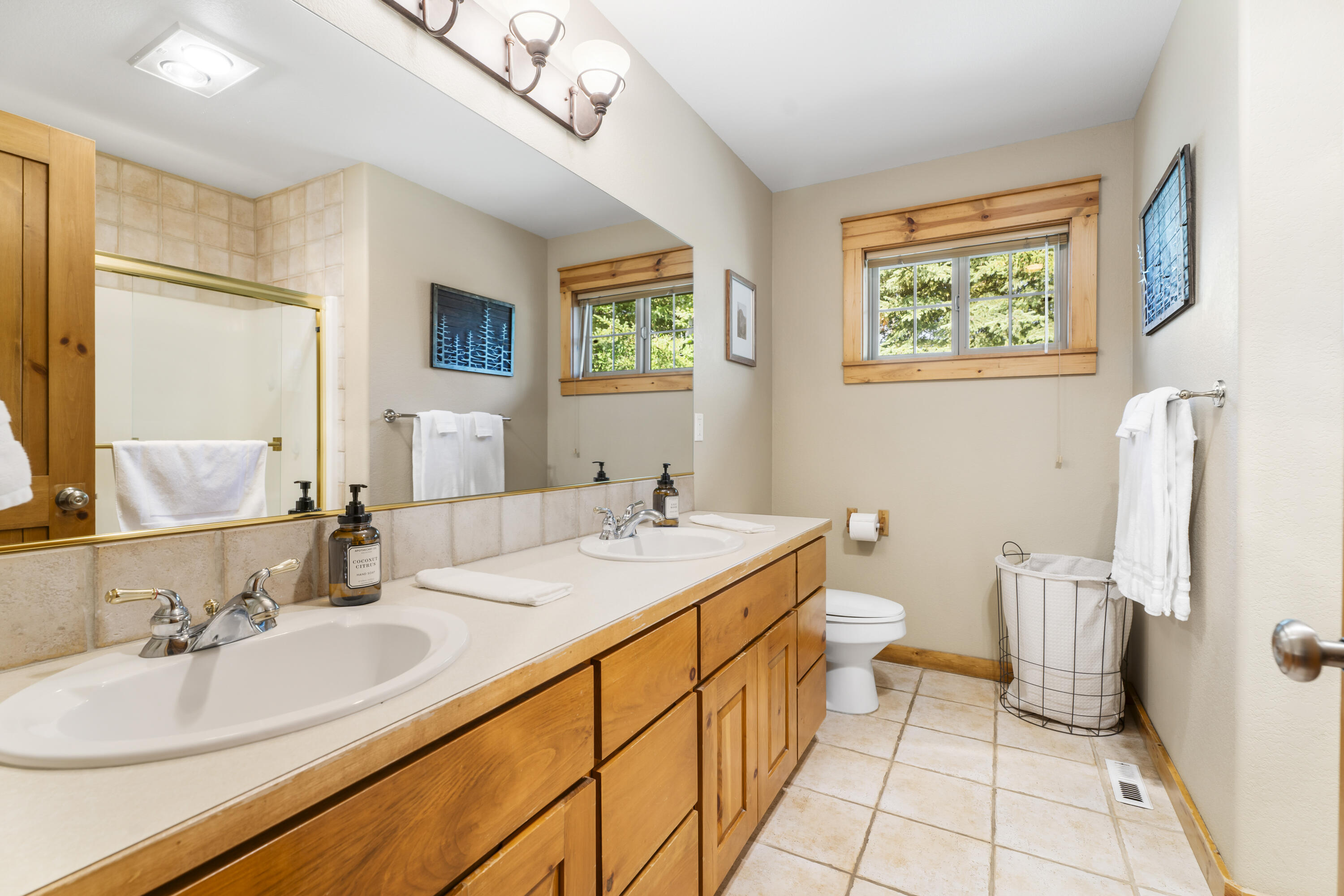 18189 Oregon Loop, Unit 5 Sunriver, OR 97707 - Photo 33 of 41 Bathroom - Upstairs Hallway