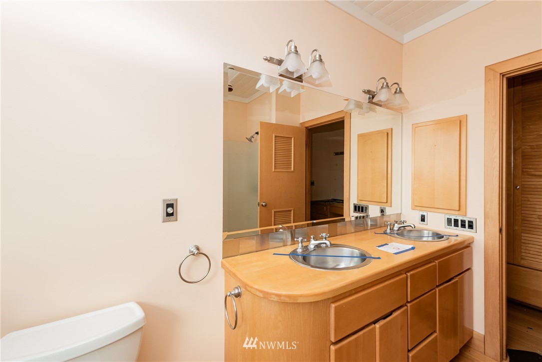 18564 Cascade View Drive Mount Vernon, WA 98274 - Photo 20 of 40 a bathroom with a sink and a mirror