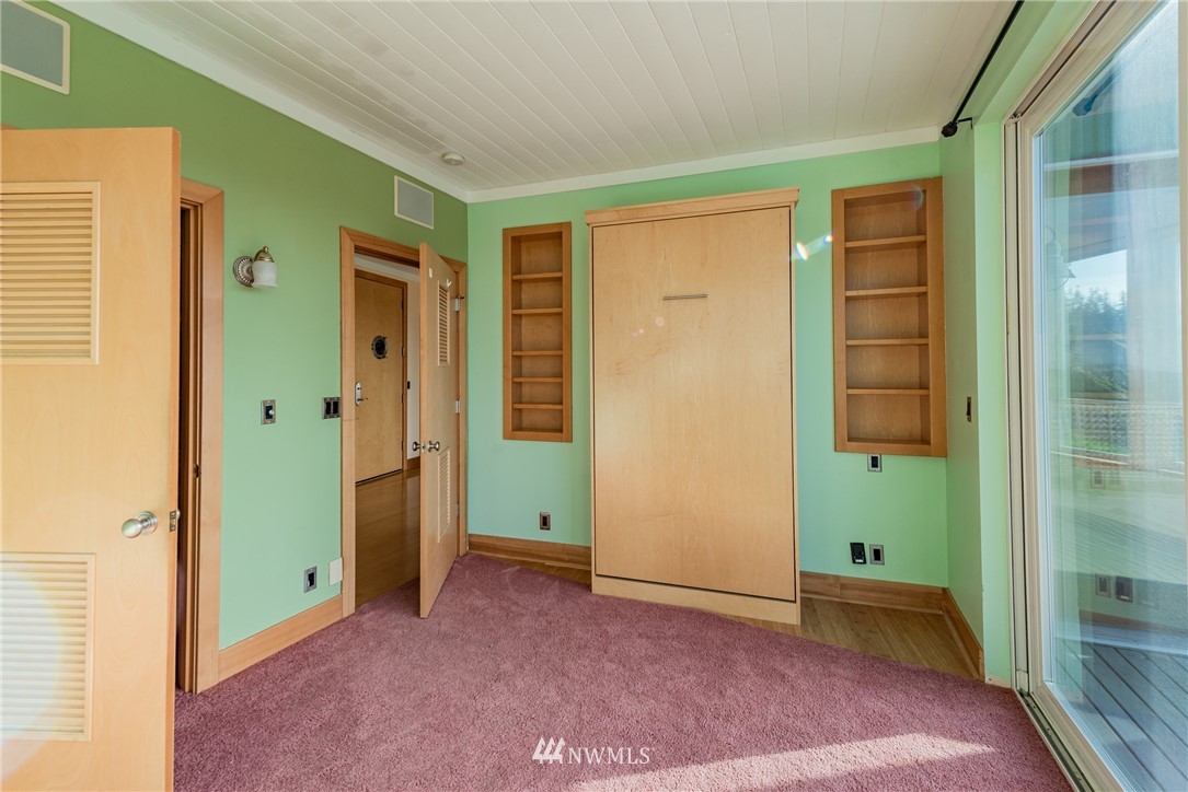 18564 Cascade View Drive Mount Vernon, WA 98274 - Photo 24 of 40 an empty room with closet and a bathroom