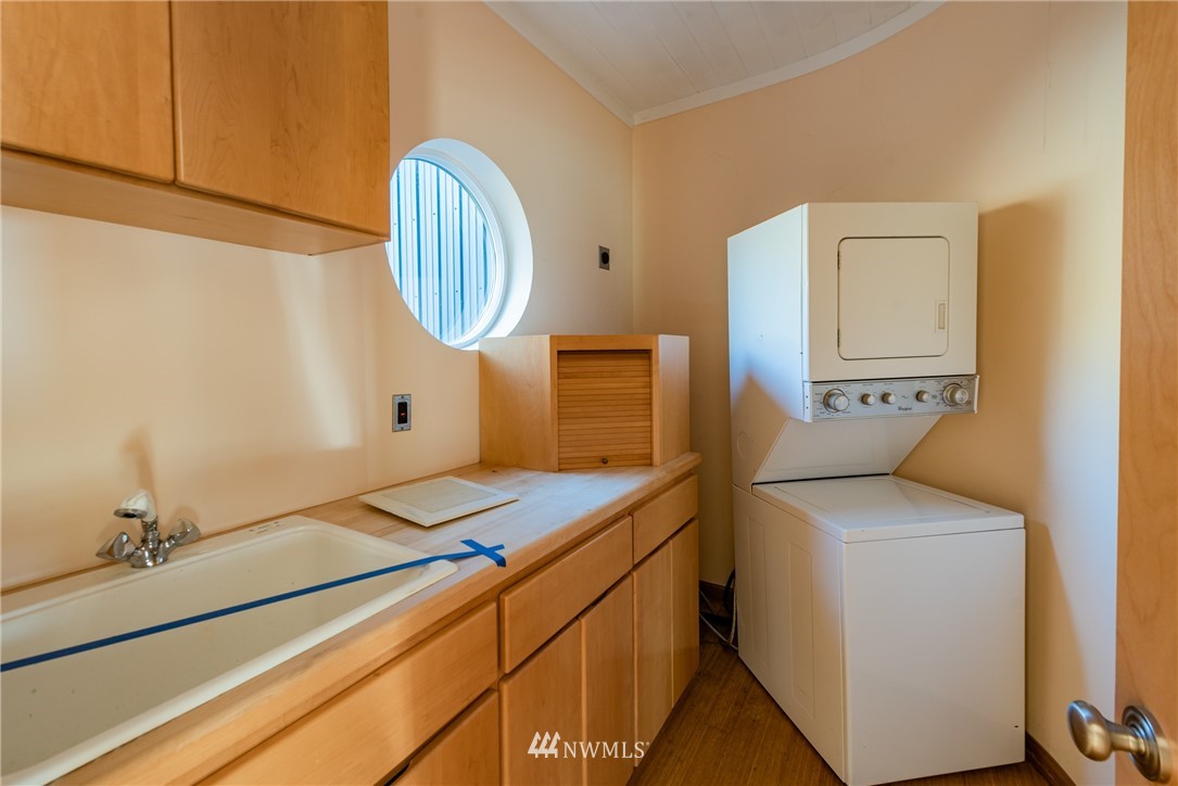 18564 Cascade View Drive Mount Vernon, WA 98274 - Photo 27 of 40 a bathroom with a sink a toilet and mirror