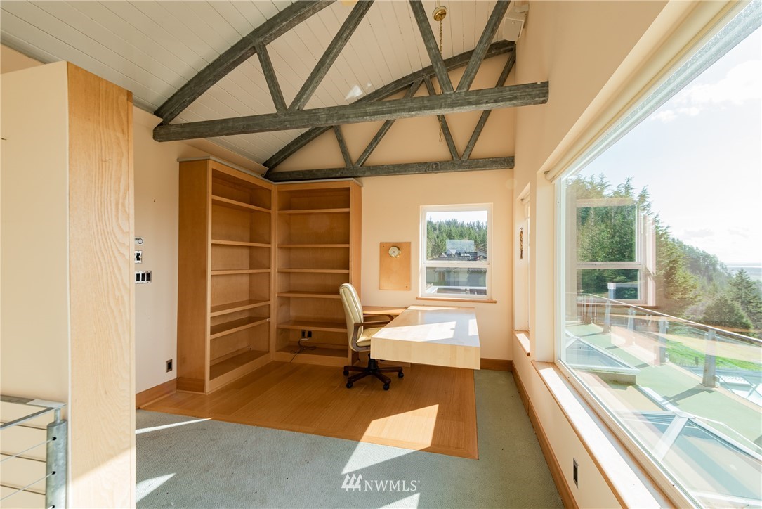 18564 Cascade View Drive Mount Vernon, WA 98274 - Photo 30 of 40 a spacious bathroom with a tub and large window