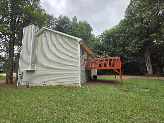 a view of a house with a yard