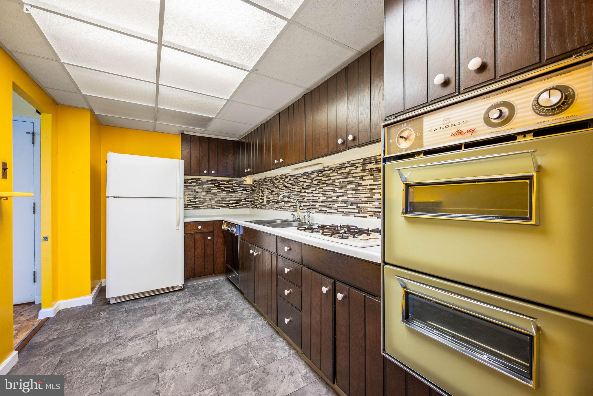 801 Yale Avenue, Unit 827 Swarthmore, PA 19081 - Photo 10 of 33 Kitchen with original oven