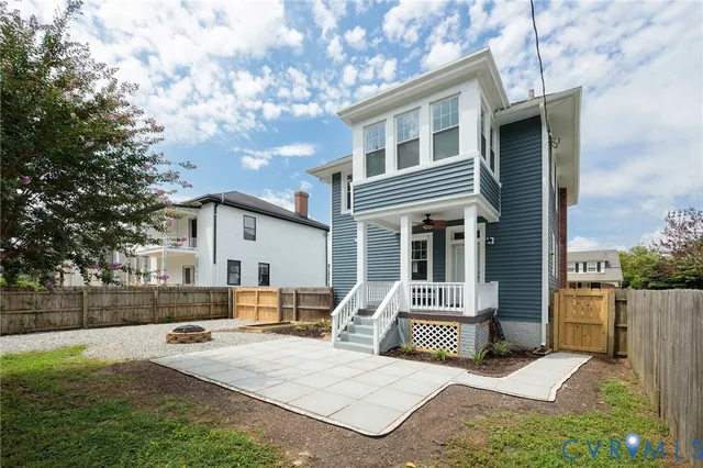 a view of a house with backyard and trees