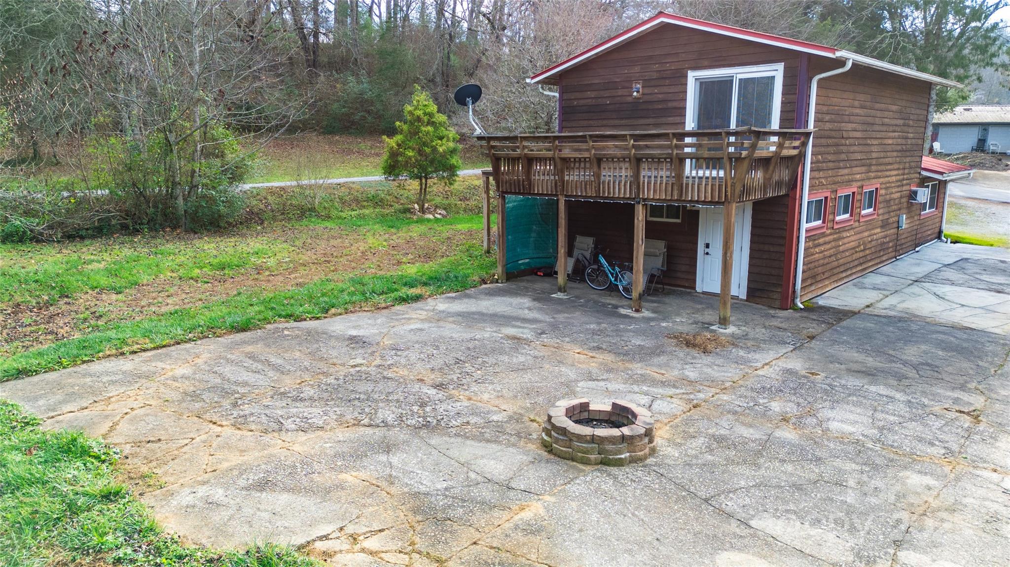 1137 Saunders Road Franklin, NC 28734 - Photo 8 of 30 a front view of a house with a yard