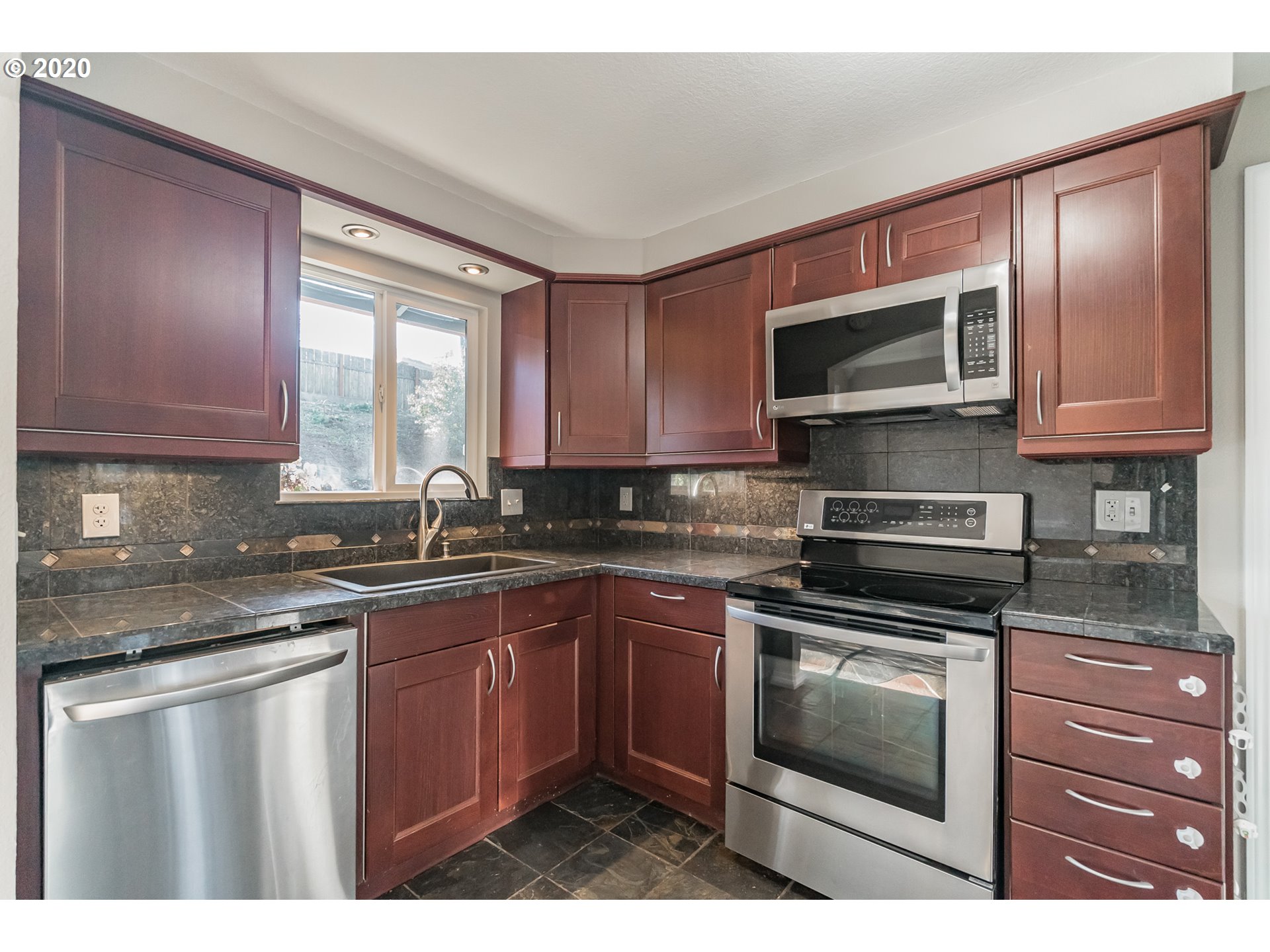 6221 Southwest Multnomah Boulevard Portland, OR 97219 - Photo 7 of 23 Gallery Image 7