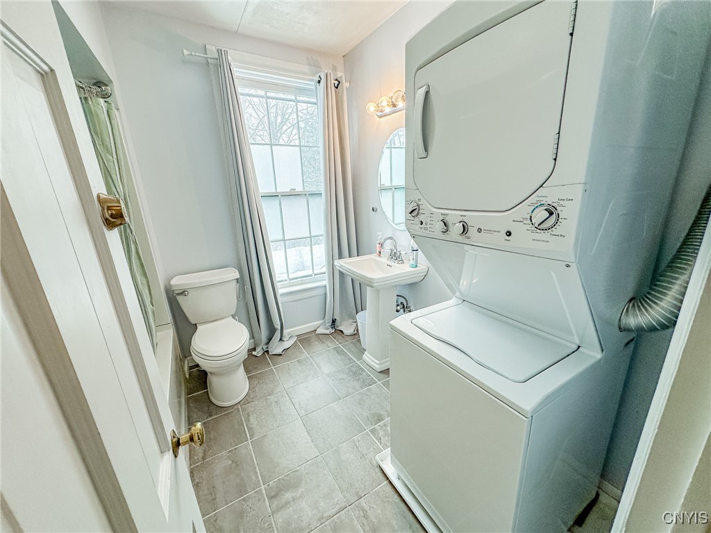 233 Cedar Street Oneida, NY 13421 - Photo 19 of 20 Full bath with new washer/dryer