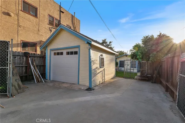 a view of a house with backyard and utility area