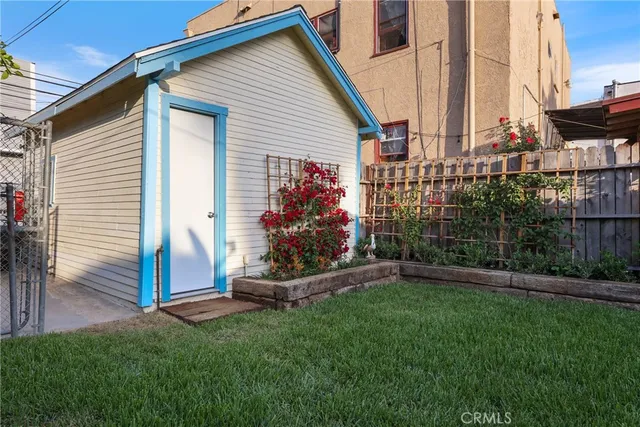 a view of a house with backyard and porch