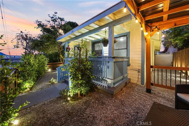 a view of a house with backyard and garden