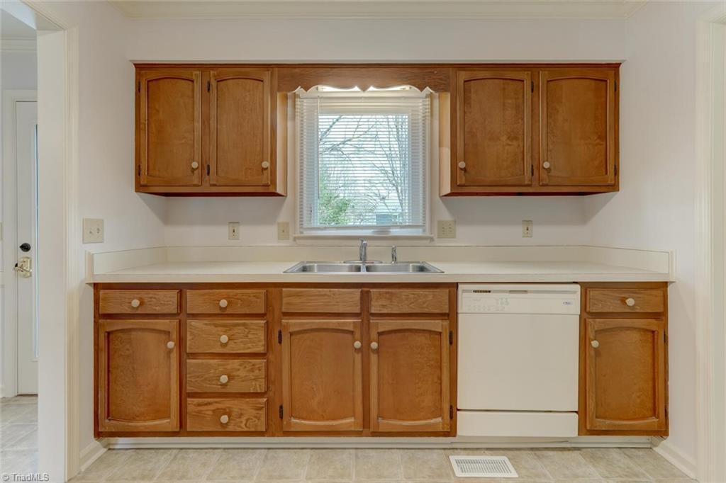 5204 Nantucket Road Greensboro, NC 27455 - Photo 14 of 41 Gallery Image 14