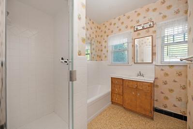 535 Myrtle Avenue Modesto, CA 95350 - Photo 21 of 42 a bathroom with a bathtub sink and mirror