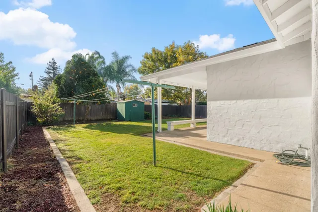 a view of a backyard