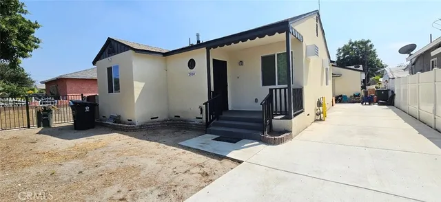 a view of backyard with barbeque grill and plants
