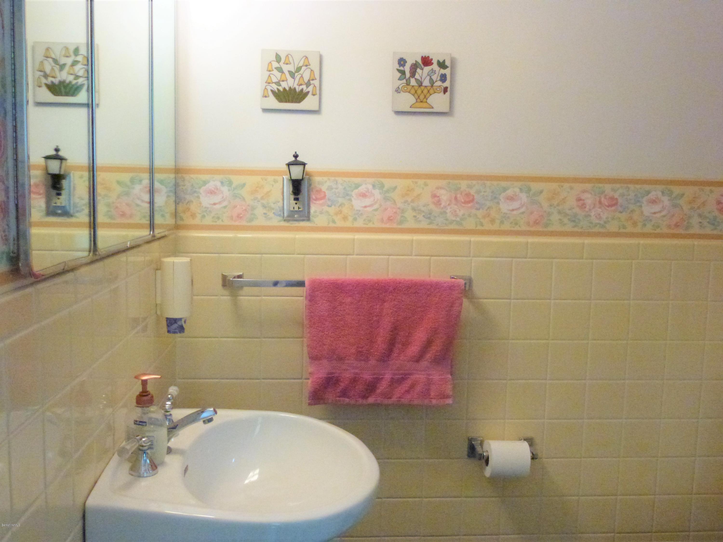 912 Cold Spring Road Williamstown, MA 01267 - Photo 19 of 36 Guest Suite Bath