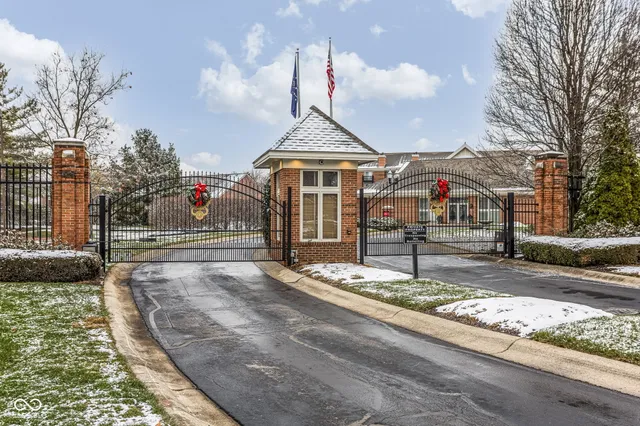 $300,000 | 8751 Jaffa Ct Drive East, Unit 33, Indianapolis, IN 46260