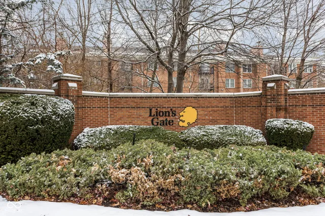 $300,000 | 8751 Jaffa Ct Drive East, Unit 33, Indianapolis, IN 46260