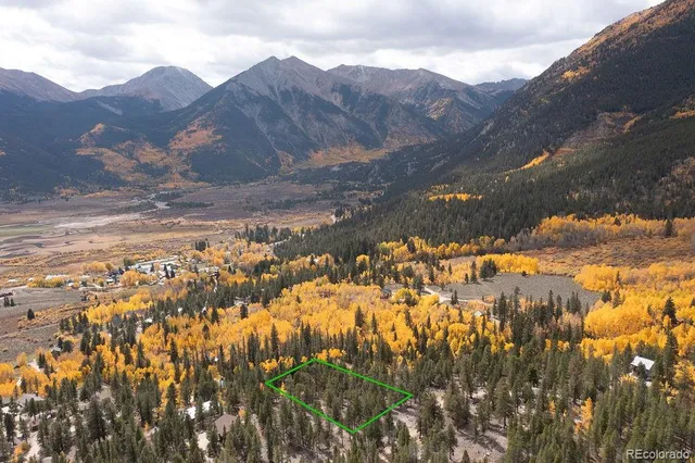a view of a yard of the house