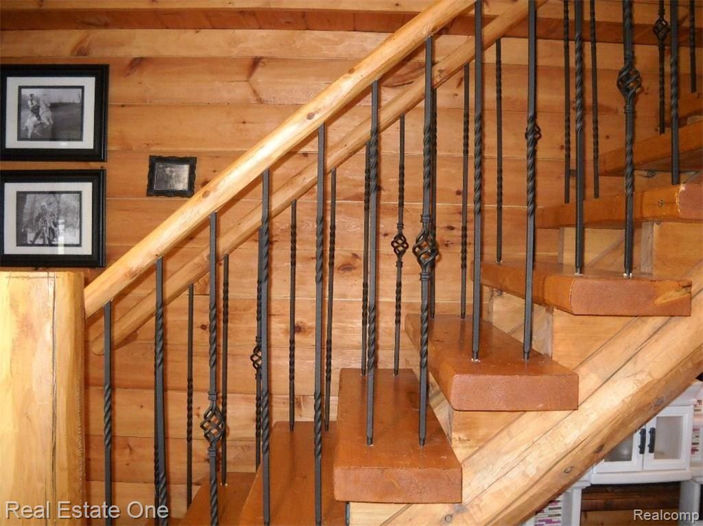 11611 Newman Road Brighton, MI 48114 - Photo 18 of 23 Custom stairrail.JPG
