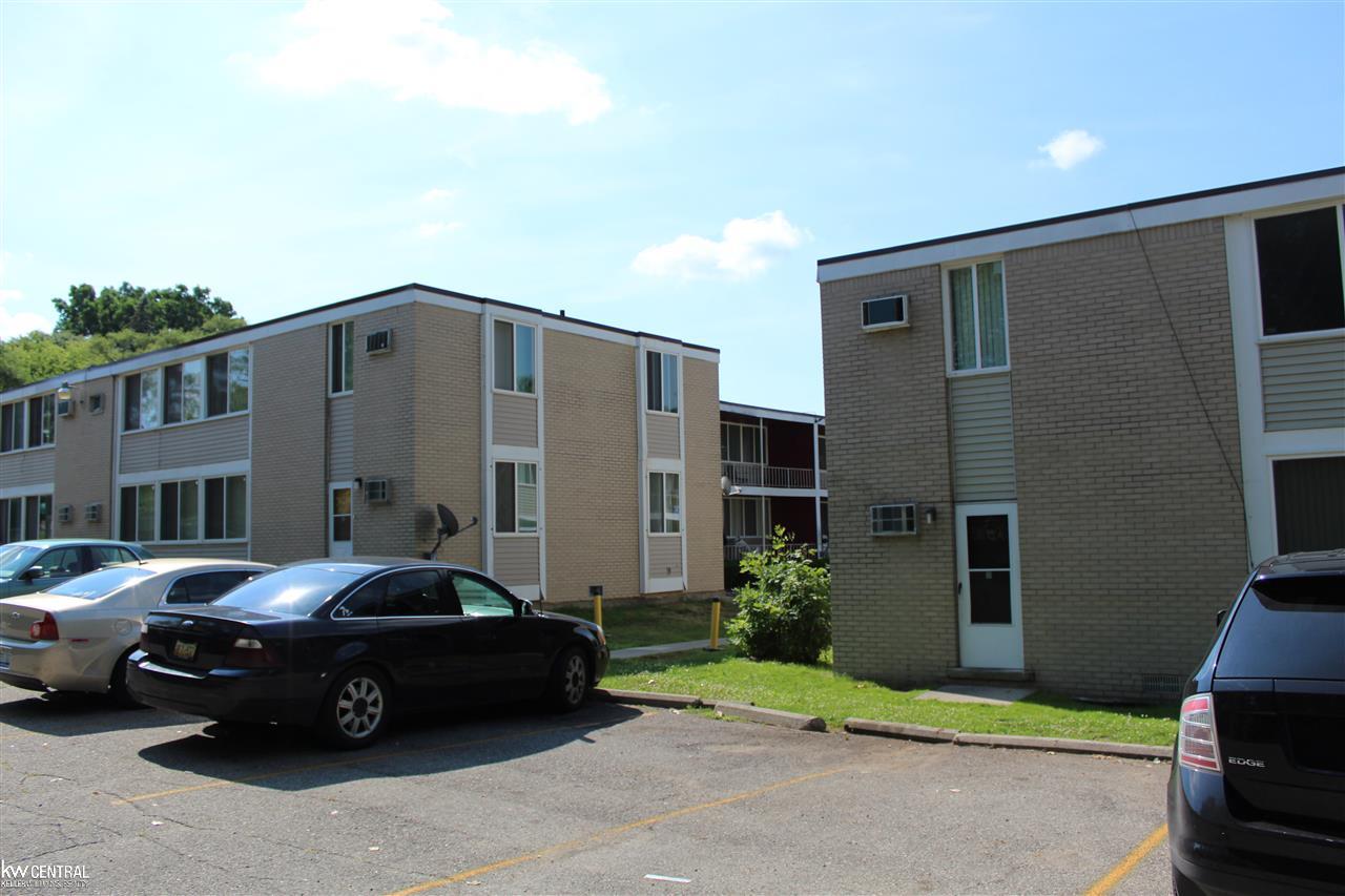19145 Berg Road Detroit, MI 48219 - Photo 5 of 19 31355778-4.JPG