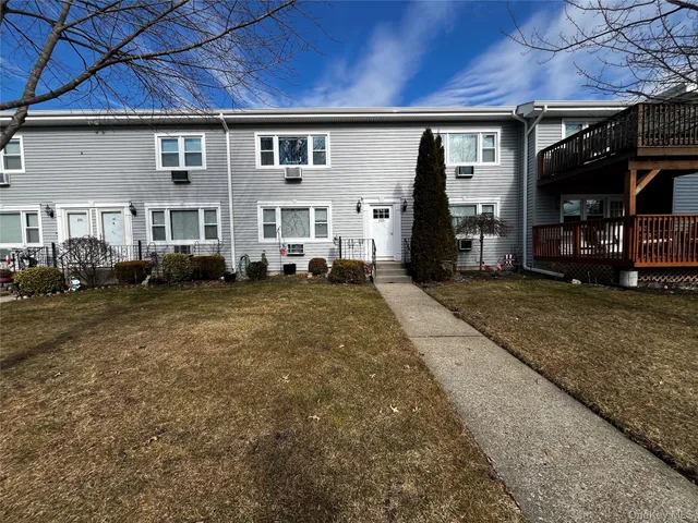 $189,000 | 105 Finch Lane, Unit 1B, Islip, NY 11751