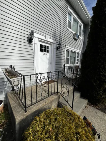 $189,000 | 105 Finch Lane, Unit 1B, Islip, NY 11751