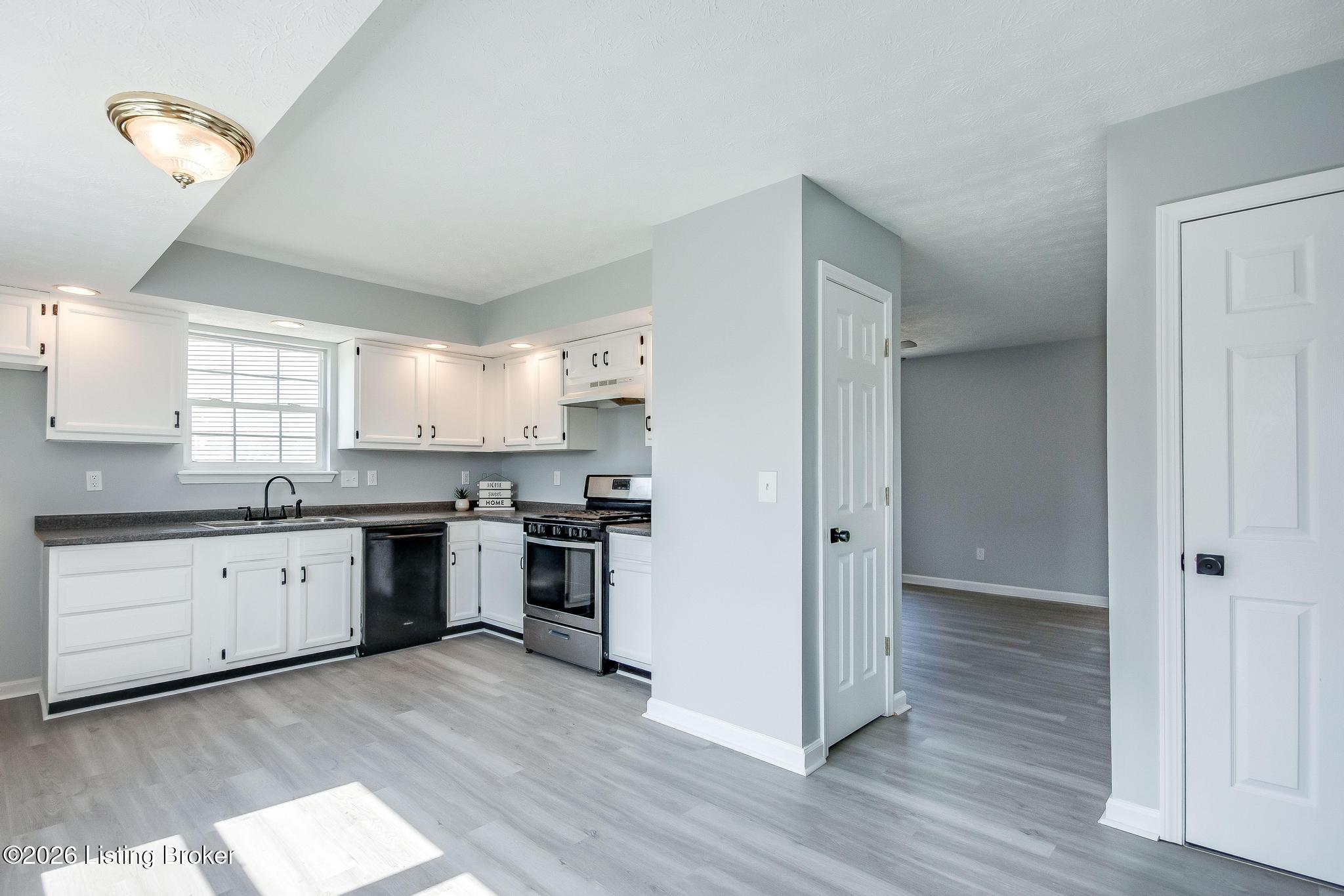 9727 Brooks Bend Road Louisville, KY 40258 - Photo 12 of 43 Kitchen