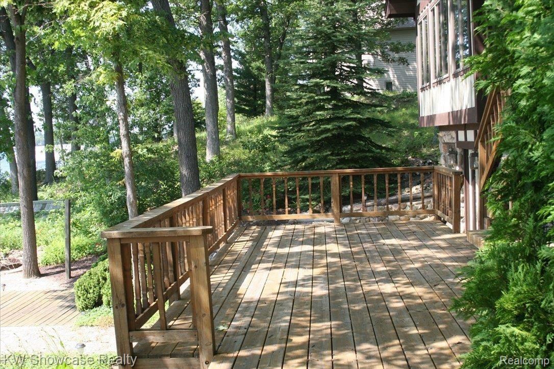 2039 Ridge Road White Lake, MI 48383 - Photo 7 of 19 Large Deck
