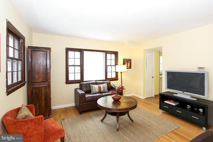 9021 Glenville Road Silver Spring, MD 20901 - Photo 5 of 25 Living Room