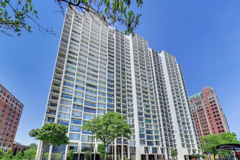 $449,900 | 3200 North Lake Shore Drive, Unit 806, Chicago, IL 60657