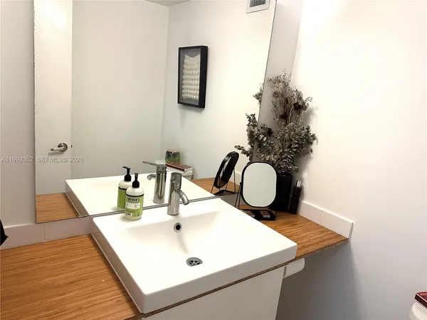 $2,600 | 1020 Meridian Avenue, Unit 806, Miami Beach, FL 33139