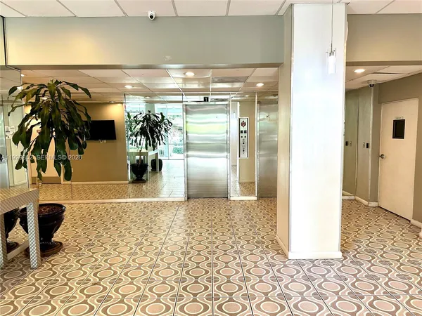 $2,600 | 1020 Meridian Avenue, Unit 806, Miami Beach, FL 33139