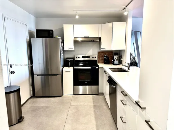 $2,600 | 1020 Meridian Avenue, Unit 806, Miami Beach, FL 33139