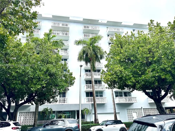 $2,600 | 1020 Meridian Avenue, Unit 806, Miami Beach, FL 33139