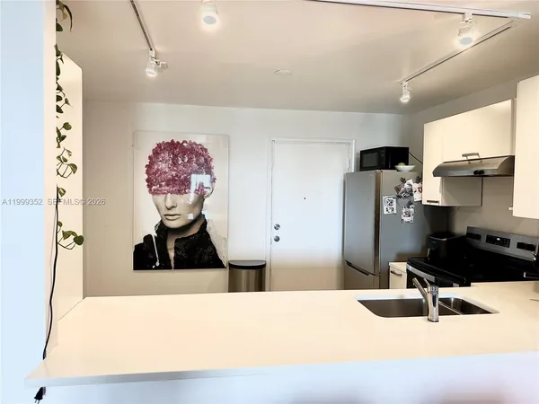 $2,600 | 1020 Meridian Avenue, Unit 806, Miami Beach, FL 33139