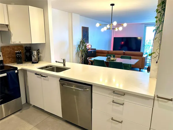 $2,600 | 1020 Meridian Avenue, Unit 806, Miami Beach, FL 33139
