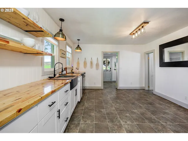 $895,000 | 392 Del Fatti Lane, Klamath Falls, OR 97603