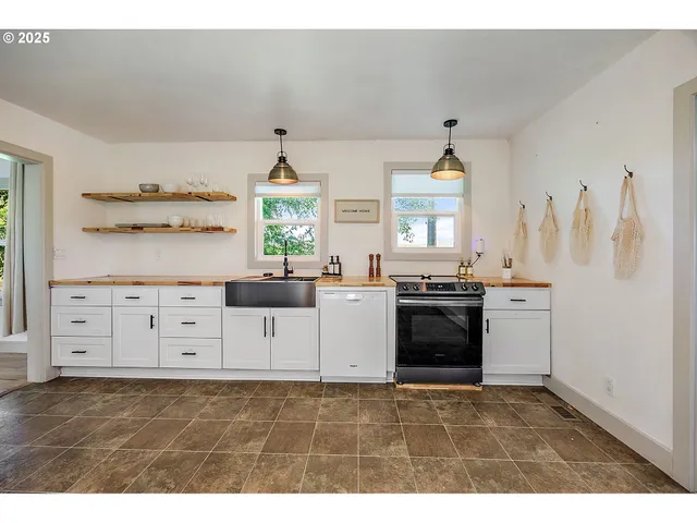 $895,000 | 392 Del Fatti Lane, Klamath Falls, OR 97603