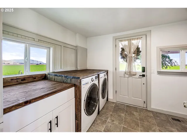 $895,000 | 392 Del Fatti Lane, Klamath Falls, OR 97603