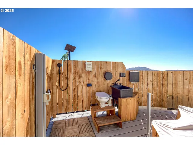 $895,000 | 392 Del Fatti Lane, Klamath Falls, OR 97603