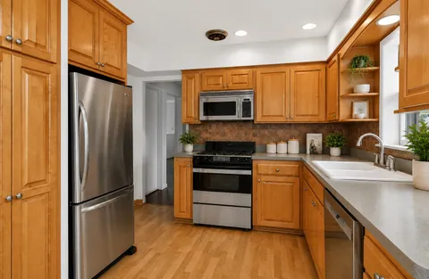 $469,000 | 924 Hillcrest Avenue, Elmhurst, IL 60126