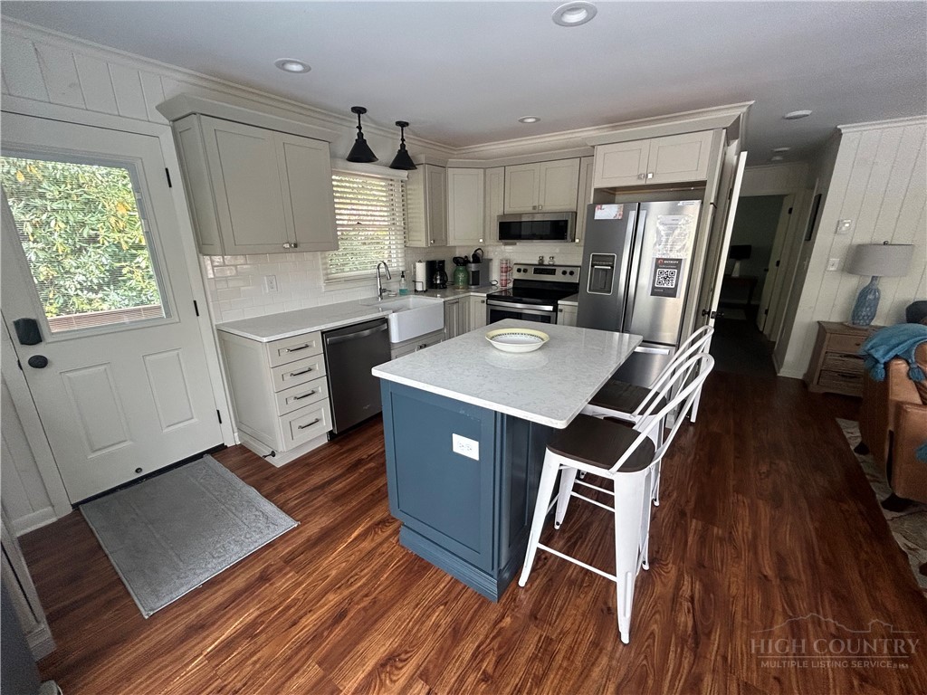 214 Spruce Pine Road Newland, NC 28657 - Photo 3 of 10