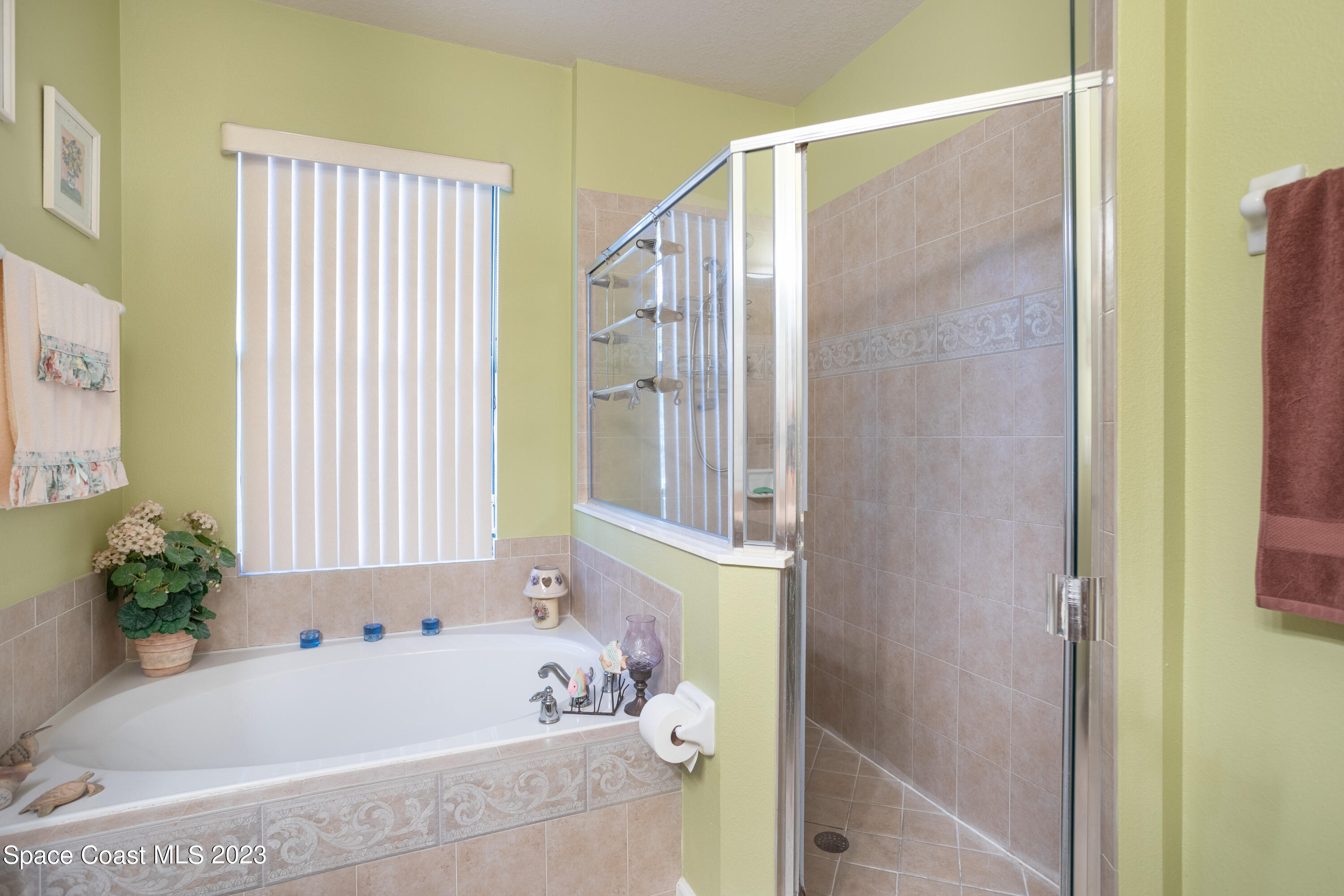 4130 Millicent Circle Melbourne, FL 32901 - Photo 19 of 28 a bathroom with a bathtub and shower