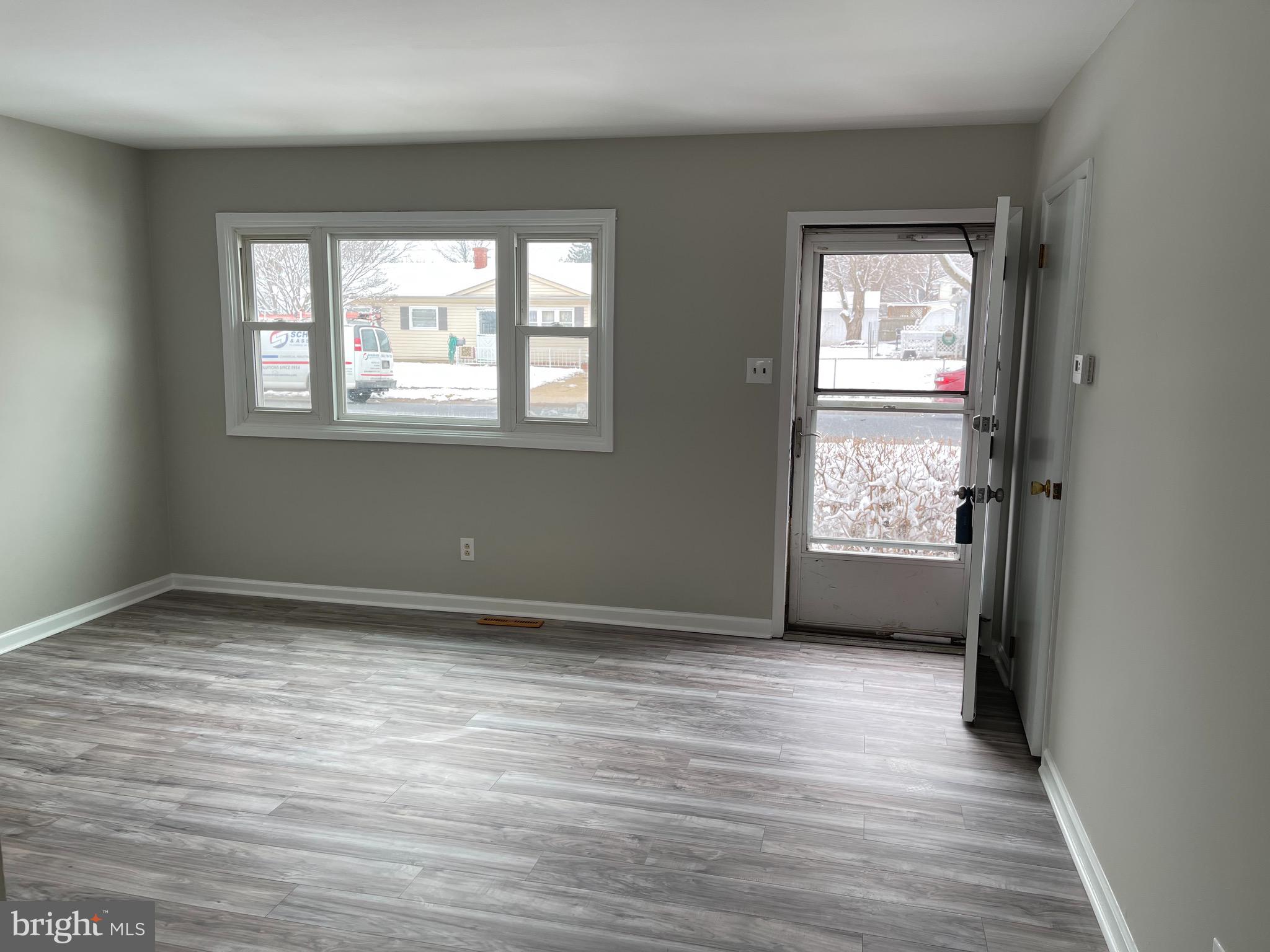 135 Garrett Road Newark, DE 19713 - Photo 4 of 32 a view of an empty room and window